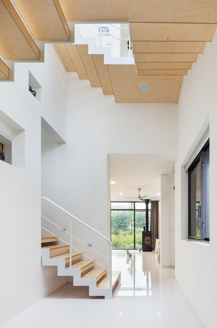 L house, aandd architecture and design lab. aandd architecture and design lab. Modern corridor, hallway & stairs