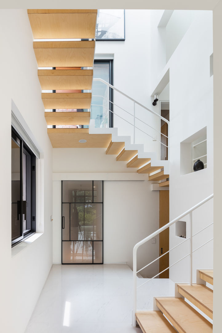 L house, aandd architecture and design lab. aandd architecture and design lab. Modern corridor, hallway & stairs