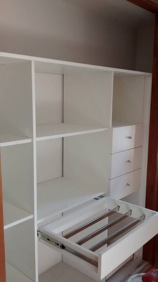 VESTIDOR Y PLACARES A MEDIDA, ARETÉ ESTUDIO DISEÑO INTERIOR +SHOWROOM ARETÉ ESTUDIO DISEÑO INTERIOR +SHOWROOM Dressing room Wardrobes & drawers