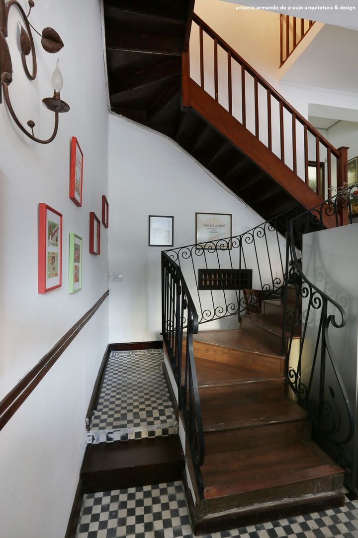 homify Classic style corridor, hallway and stairs