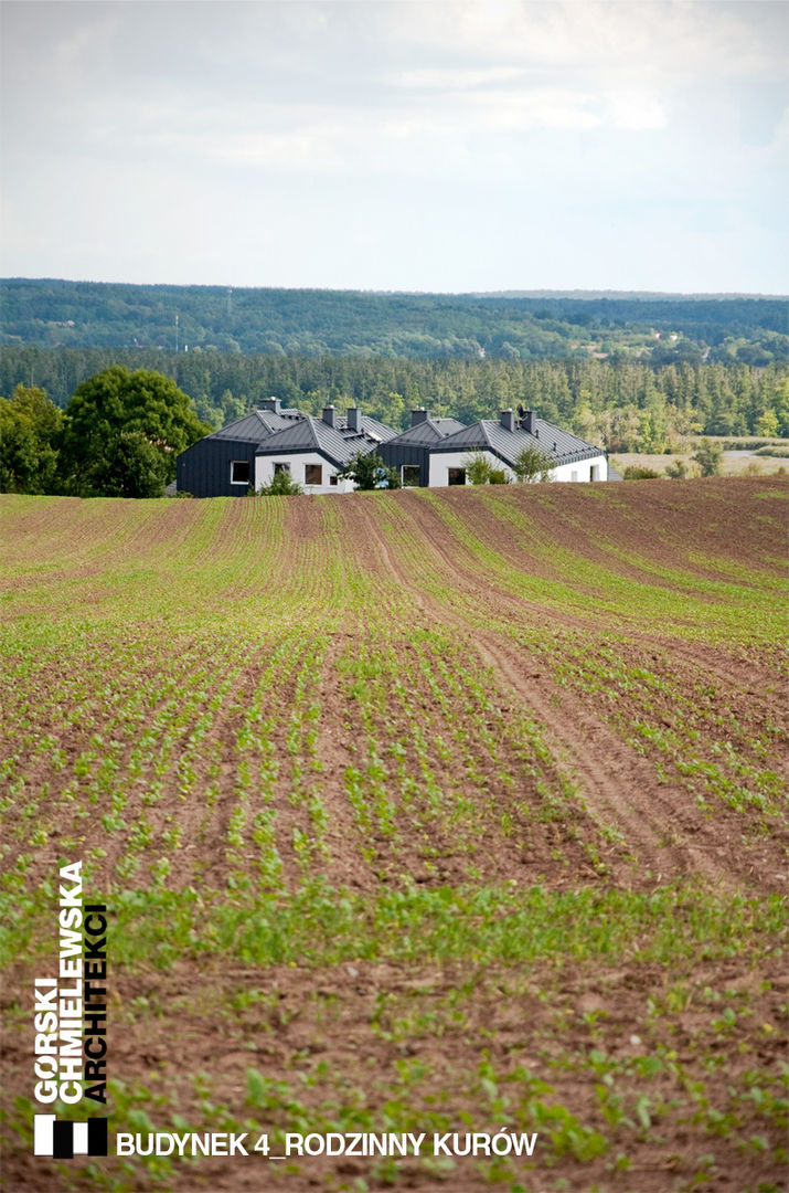 BUDYNEK 4-RODZINNY KURÓW, GÓRSKI CHMIELEWSKA ARCHITEKCI GÓRSKI CHMIELEWSKA ARCHITEKCI Modern houses