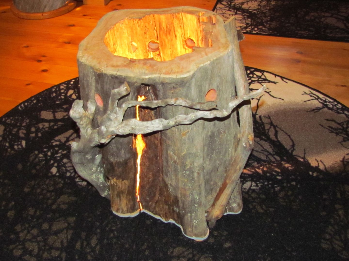 Tree trunk lamp from Lapland - Kelo wood homify Espaços comerciais Madeira Acabamento em madeira Espaços de restauração
