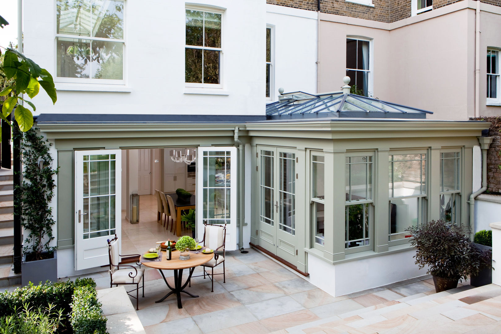 Basement Orangery on London townhouse Westbury Garden Rooms Giardino d'inverno moderno Legno Effetto legno