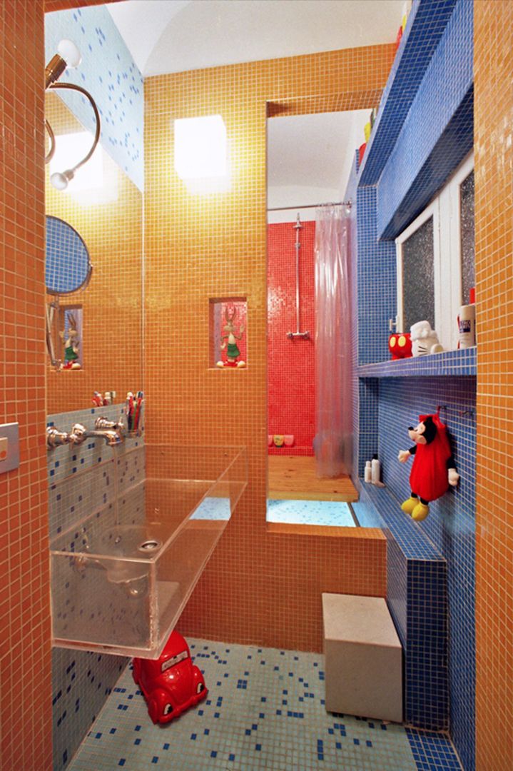 Bagni creativi: un bagno armadio e un bagno piscina, Di Origine Progettuale DOParchitetti Di Origine Progettuale DOParchitetti Baños de estilo moderno