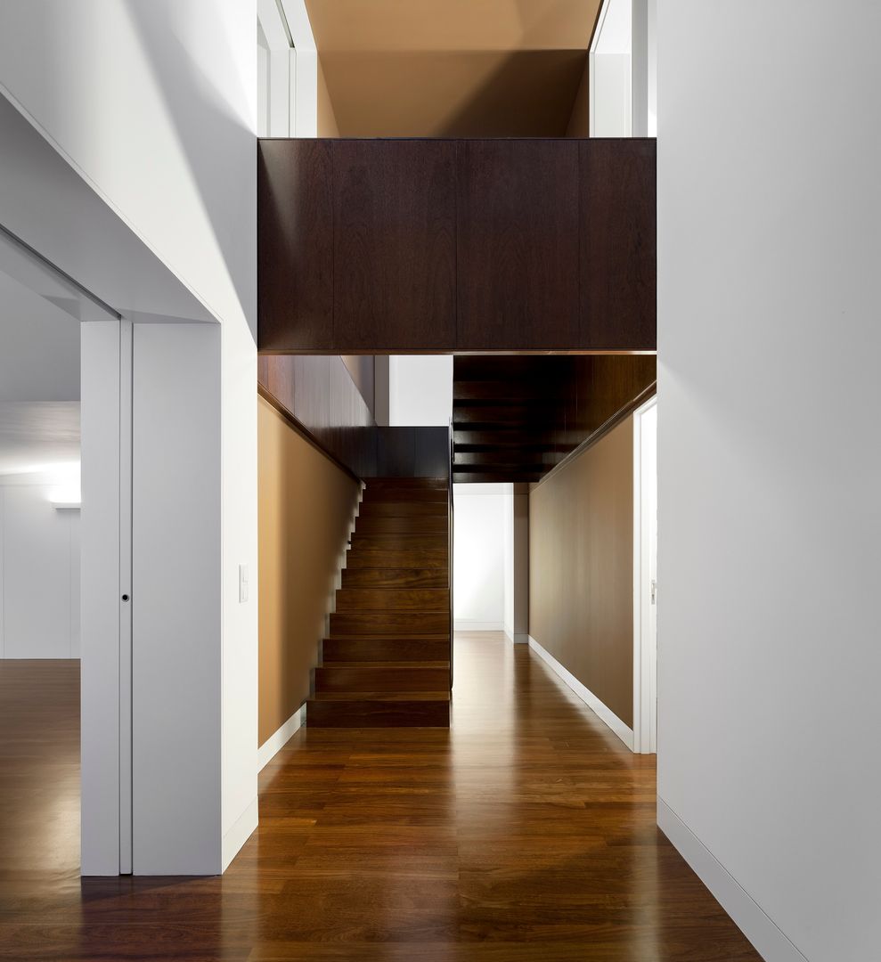 Casa em Souto, Nelson Resende, Arquitecto Nelson Resende, Arquitecto モダンスタイルの 玄関&廊下&階段