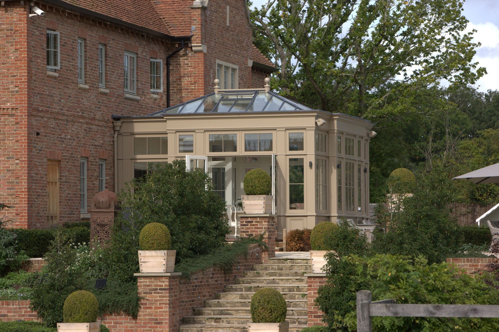 Orangery side view. Westbury Garden Rooms Anexos de estilo moderno Madera Acabado en madera