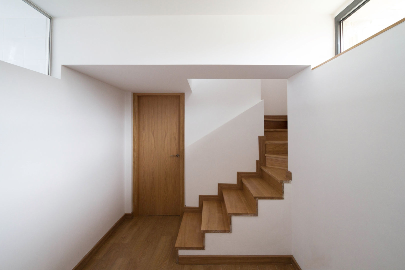 CASA BARBARA, R. Borja Alvarez. Arquitecto R. Borja Alvarez. Arquitecto Rustic style corridor, hallway & stairs