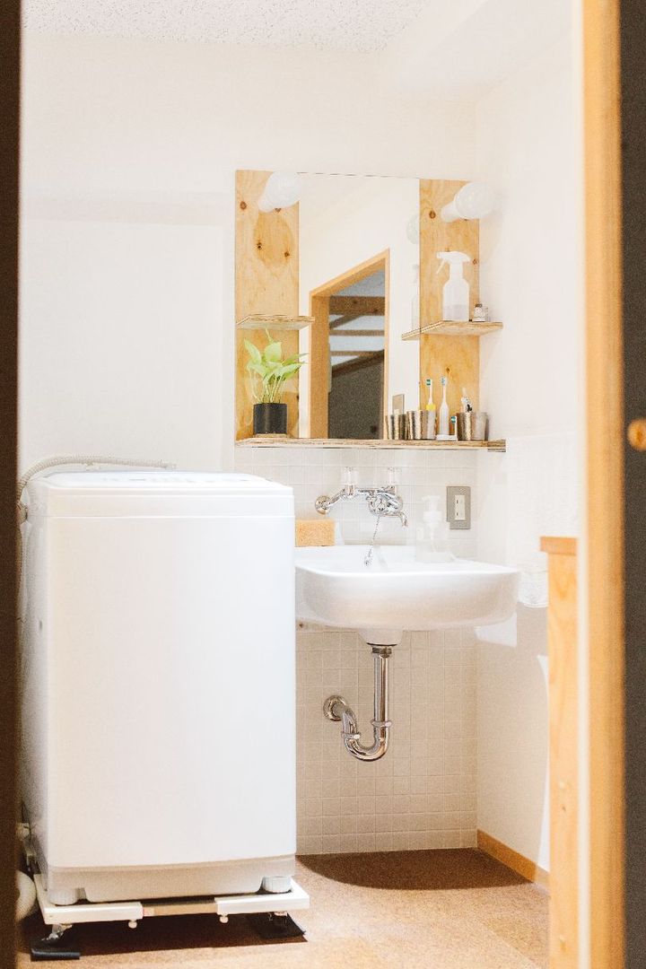 間取りが自由に動かせるマンションリノベーションmaru（マル）シリーズ第１号, すまい研究室 一級建築士事務所 すまい研究室 一級建築士事務所 Minimalist style bathroom