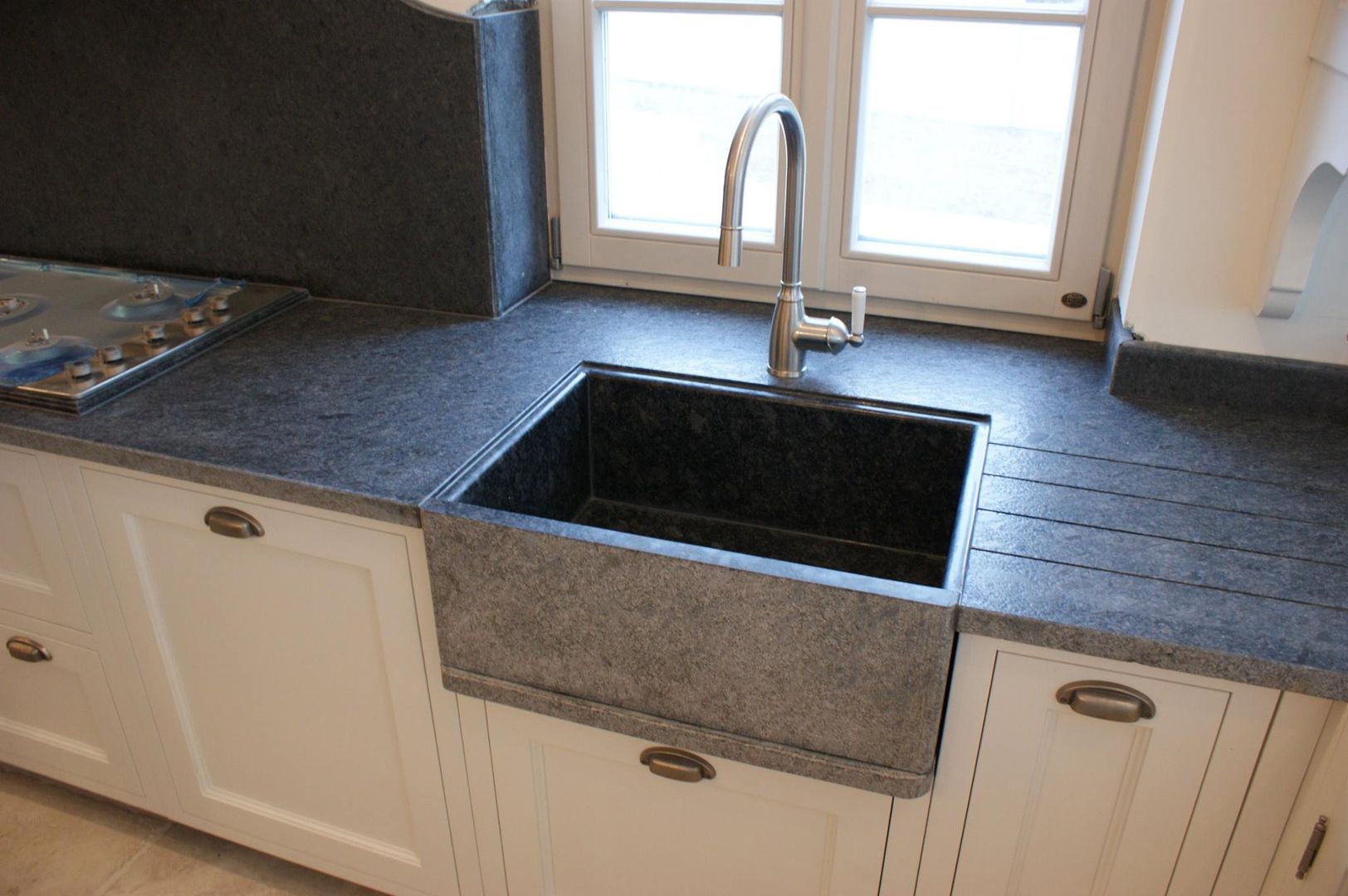 Blat kuchenny, zlew i ściana wykonana z kamienia, granitu 'Steel grey', Stone Mason I Sp. z o.o. Stone Mason I Sp. z o.o. Classic style kitchen Stone