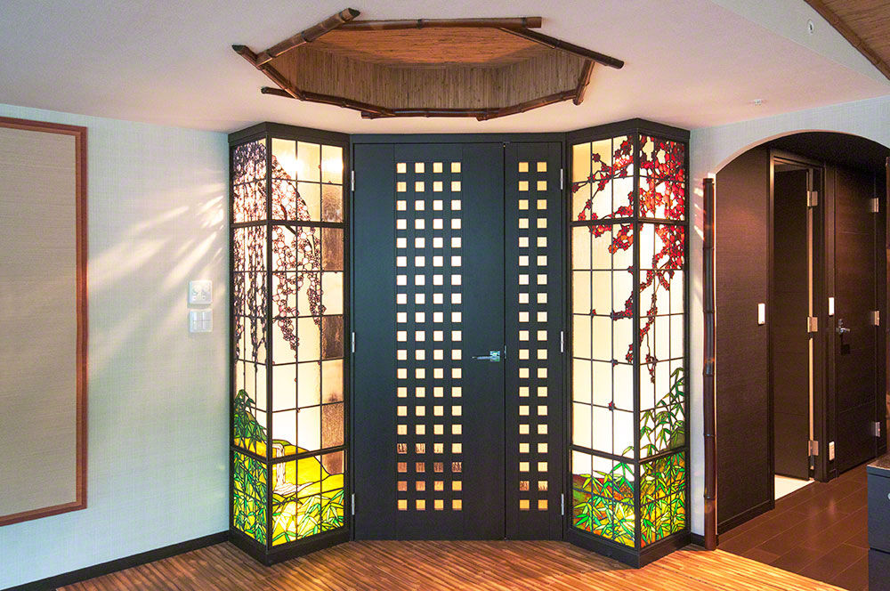 両袖にしだれ桜と紅葉を配した扉, マルグラスデザインスタジオ マルグラスデザインスタジオ Puertas asiáticas Vidrio Puertas