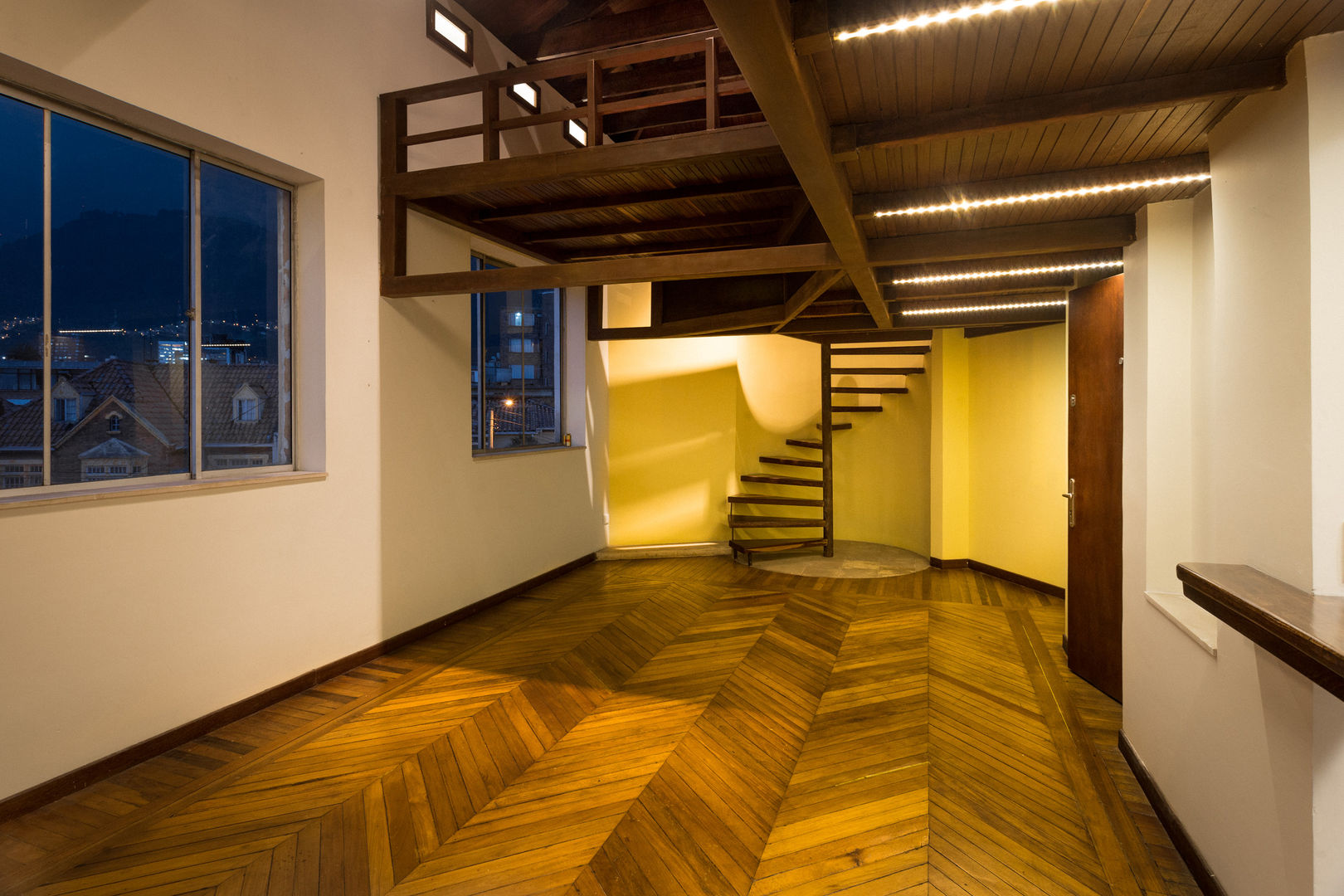 Primera Planta: Vista a Entrada y Escalera SDHR Arquitectura Salones modernos Madera Acabado en madera
