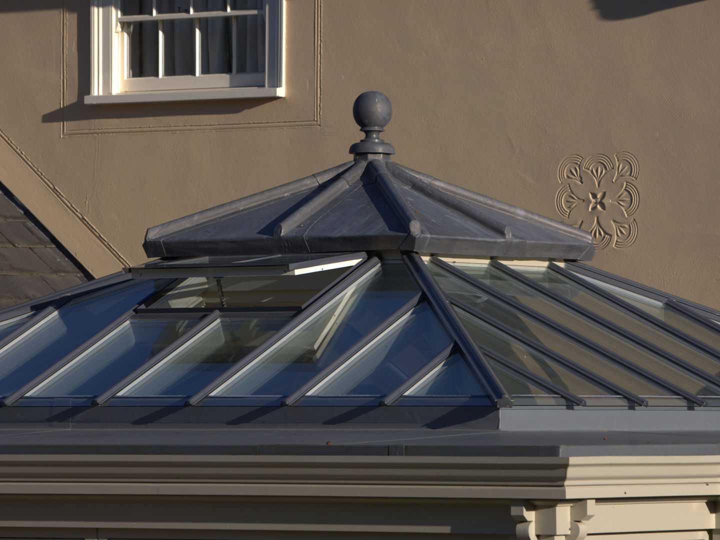 Square roof lantern Westbury Garden Rooms Jardins de Inverno modernos