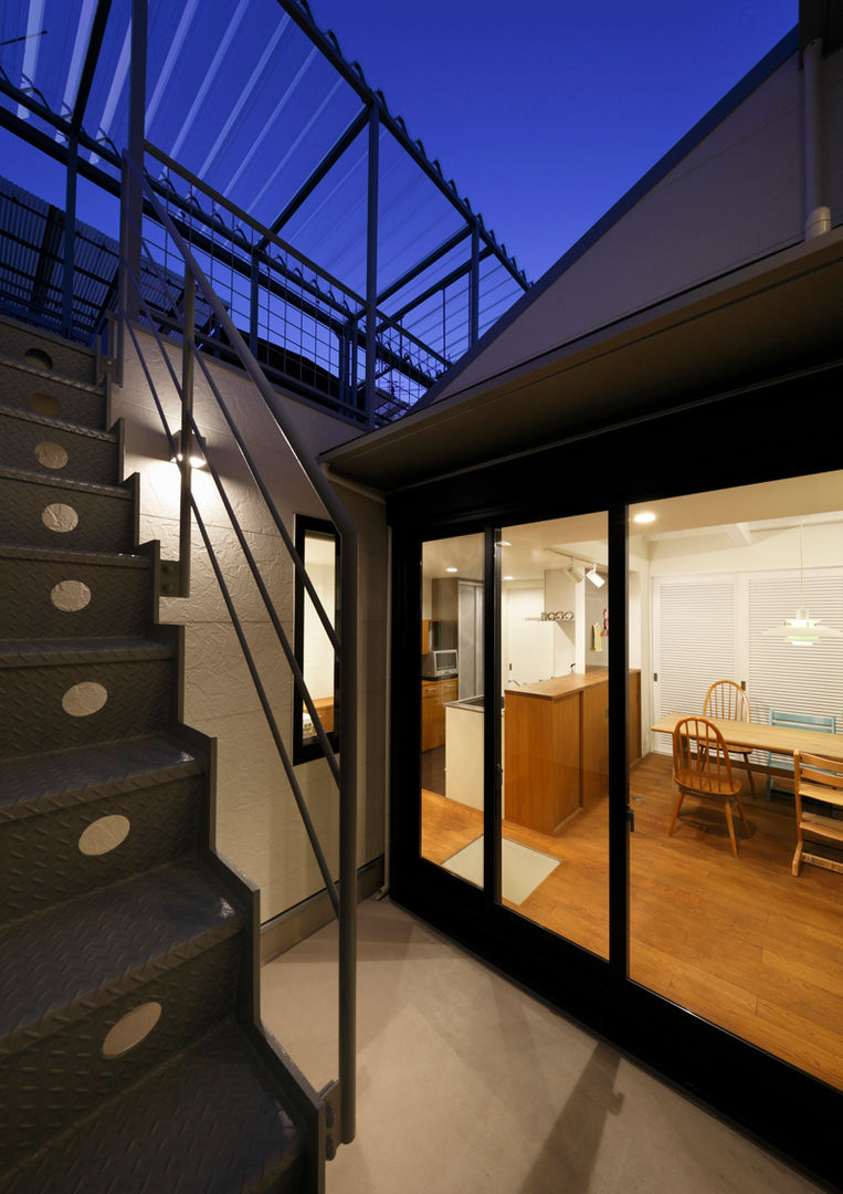 阿倍野の長屋〈renovation〉－5段の距離がいい－, 一級建築士事務所アトリエｍ 一級建築士事務所アトリエｍ Asian style balcony, veranda & terrace Iron/Steel
