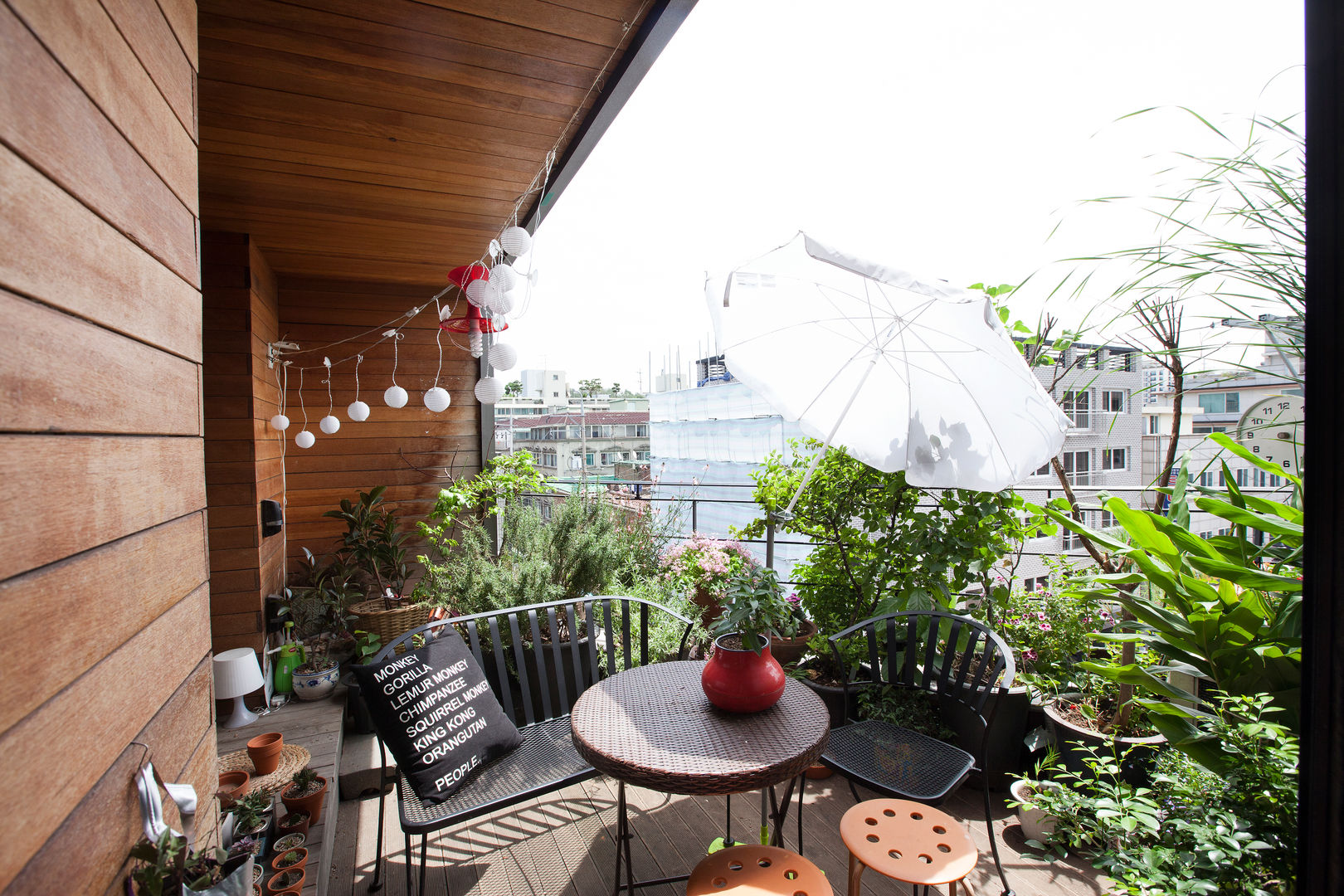 망원동 모퉁이집, 리슈건축 리슈건축 Balcones y terrazas de estilo moderno