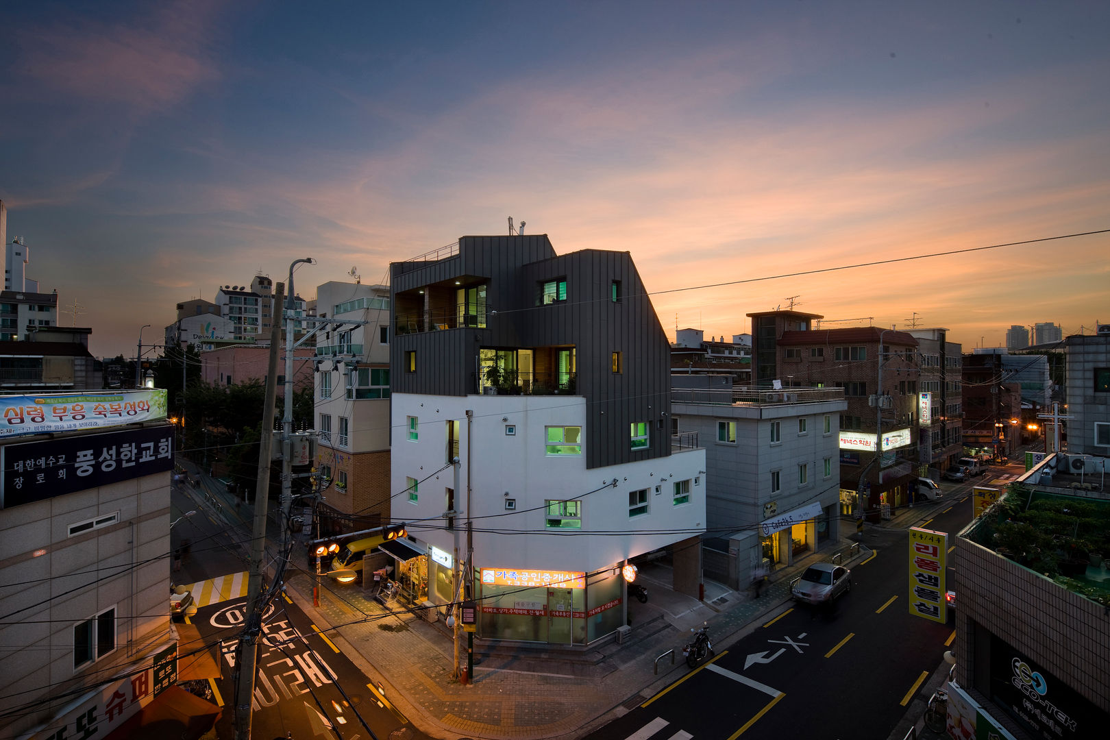 망원동 모퉁이집, 리슈건축 리슈건축 Casas de estilo moderno