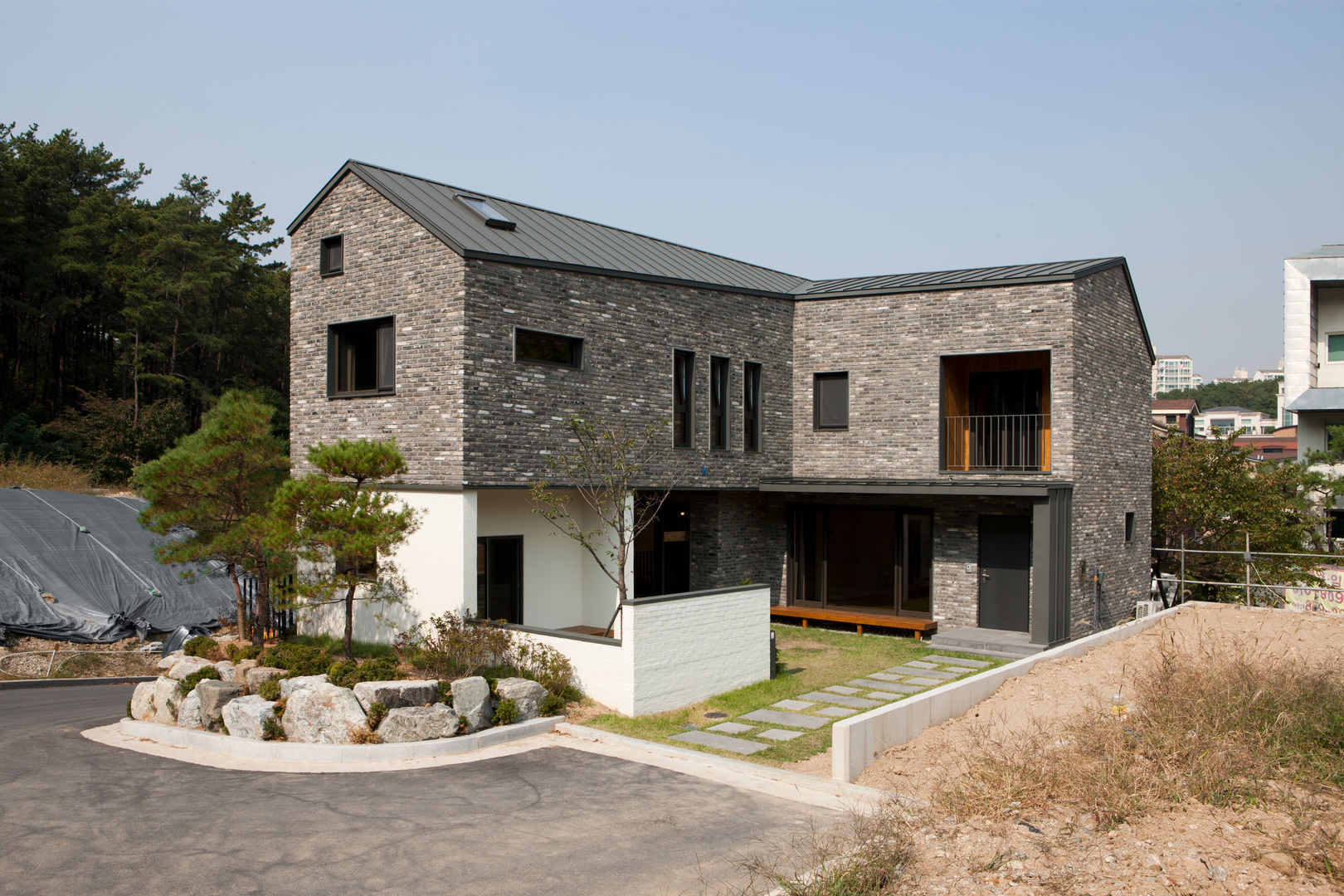 용인 보정동 사랑방을 둔 ㄱ자집, 리슈건축 리슈건축 Casas modernas: Ideas, imágenes y decoración