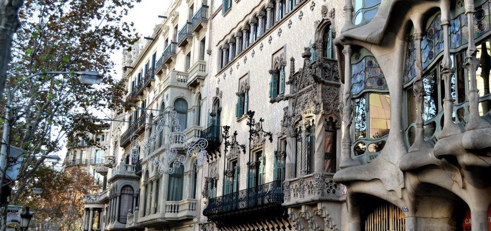 Restauración Fachada Casa Bonet en Barcelona, Estudio Arquitectura Ricardo Pérez Asin Estudio Arquitectura Ricardo Pérez Asin ระเบียง, นอกชาน