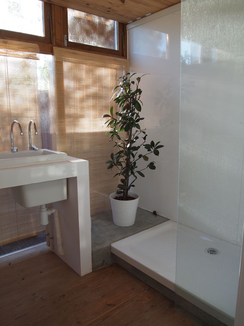 La CASA AUTOSUFICIENTE en medio de la naturaleza que te robará suspiros, ABCDEstudio ABCDEstudio Mediterranean style bathroom Metal