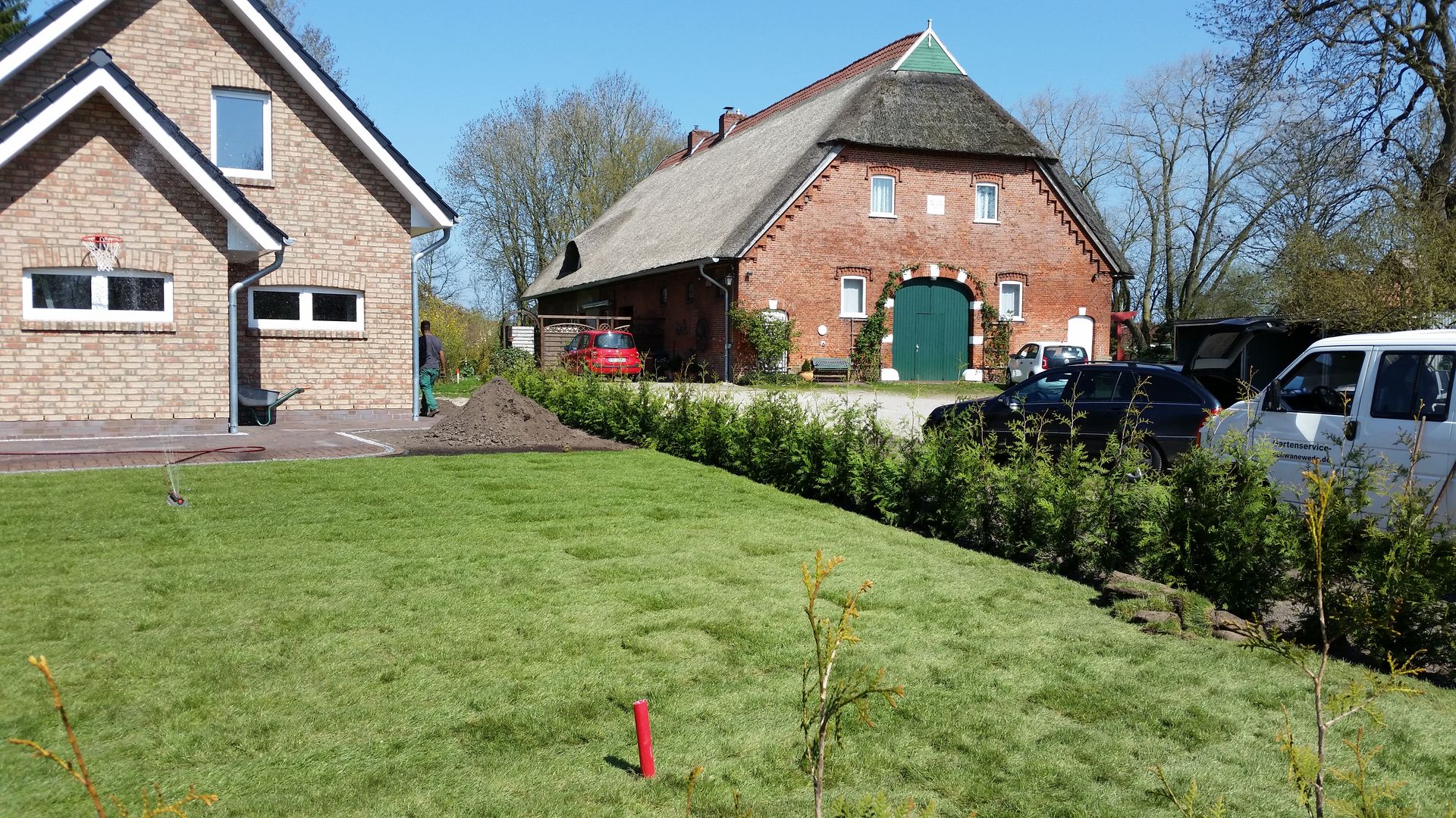 Verlegung von Rollrasen, Garten- und Landschaftsbau Gartenservice Schwanewede Garten- und Landschaftsbau Gartenservice Schwanewede Jardines de estilo moderno