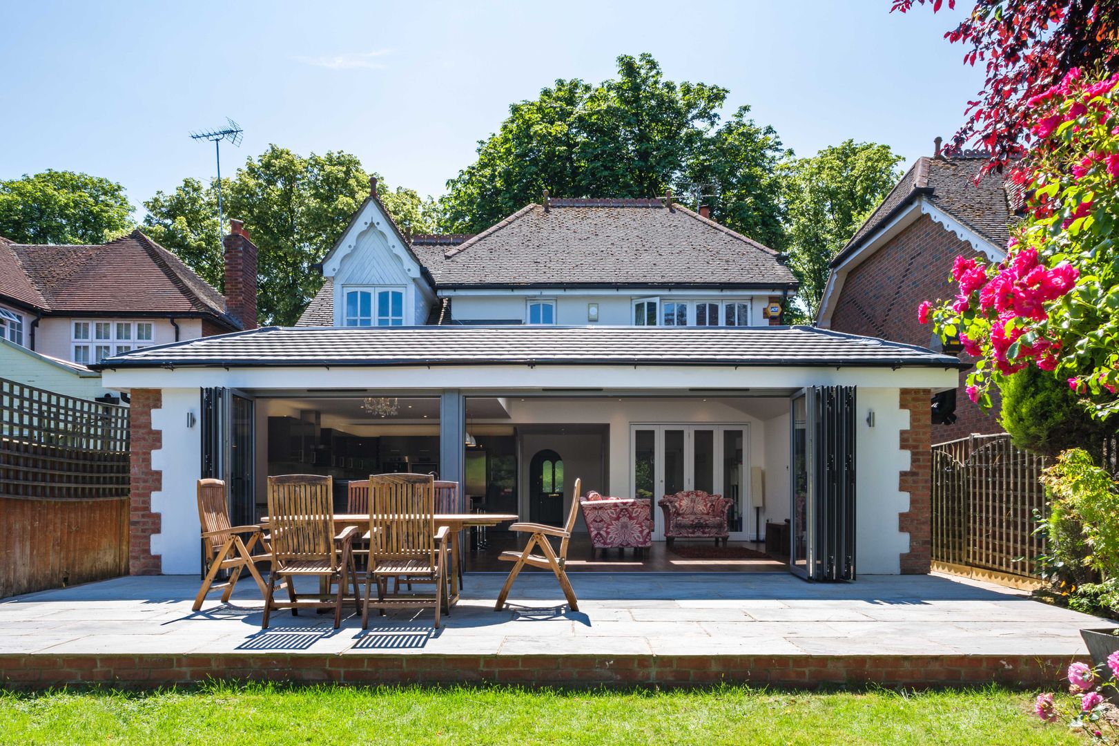 Surrey House, Frost Architects Ltd Frost Architects Ltd Modern balcony, veranda & terrace