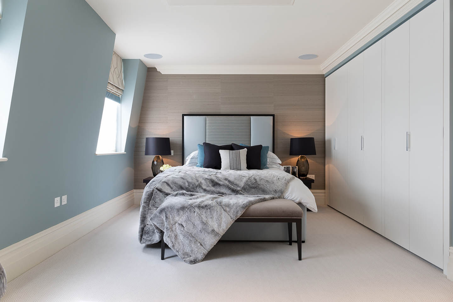 Lancasters Show Apartments - Bedroom LINLEY London Habitaciones modernas