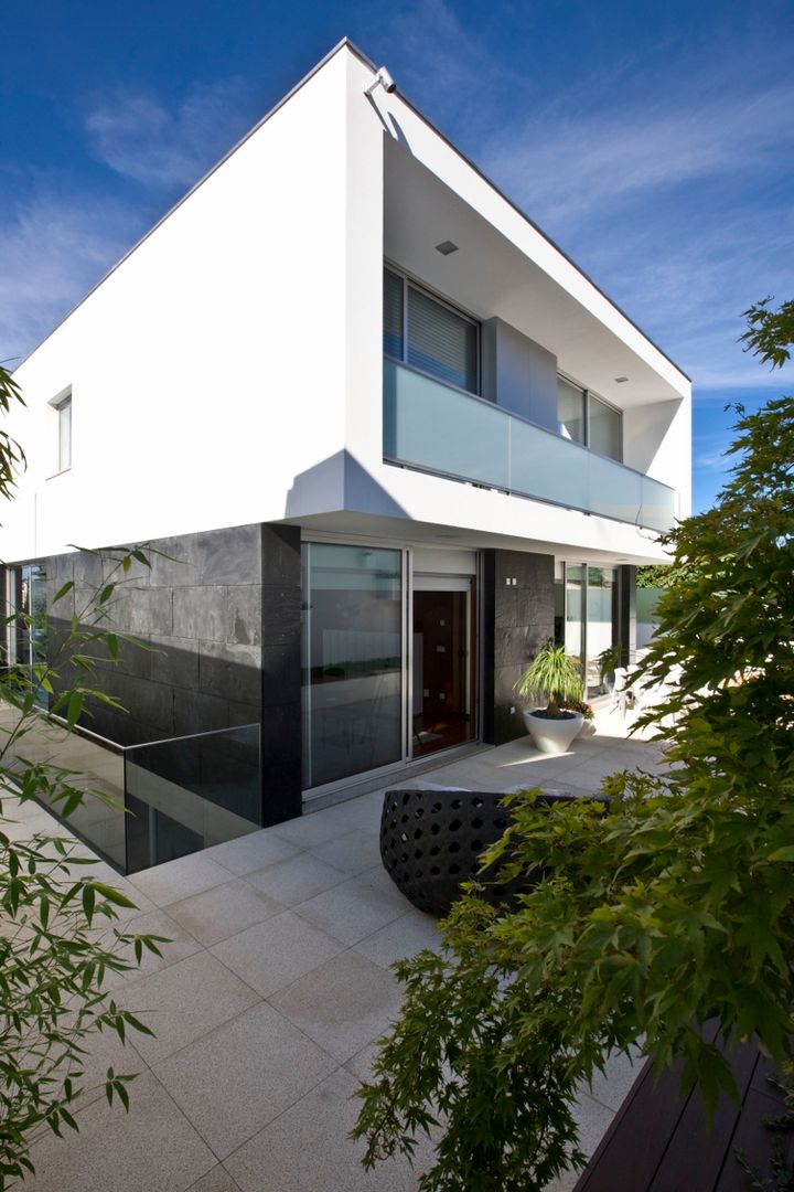 A.F. House, Atelier d'Arquitetura Lopes da Costa Atelier d'Arquitetura Lopes da Costa モダンデザインの テラス スレート