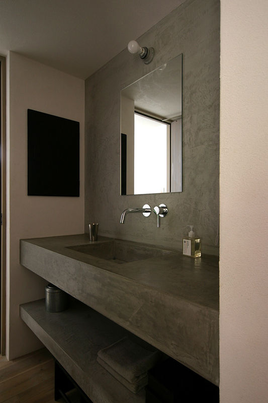 House H, 小林良孝建築事務所 小林良孝建築事務所 Industrial style bathroom Concrete