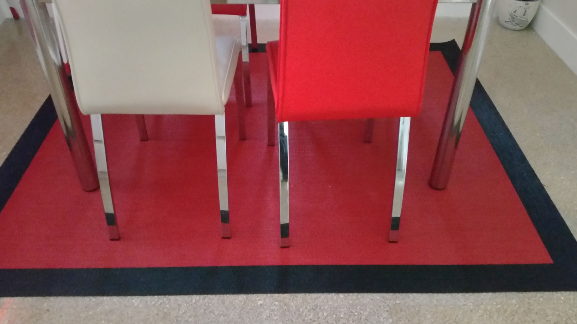 Estores enrollables y alfombra para una moderna cocina, CORTINAS LUIS VIZCAYA CORTINAS LUIS VIZCAYA Modern Yemek Odası