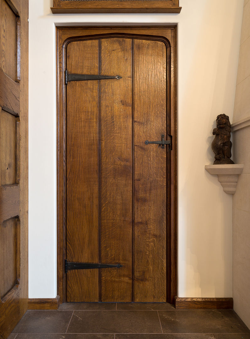 Planked internal oak door Stuart Interiors Finestre & Porte in stile classico Legno Effetto legno