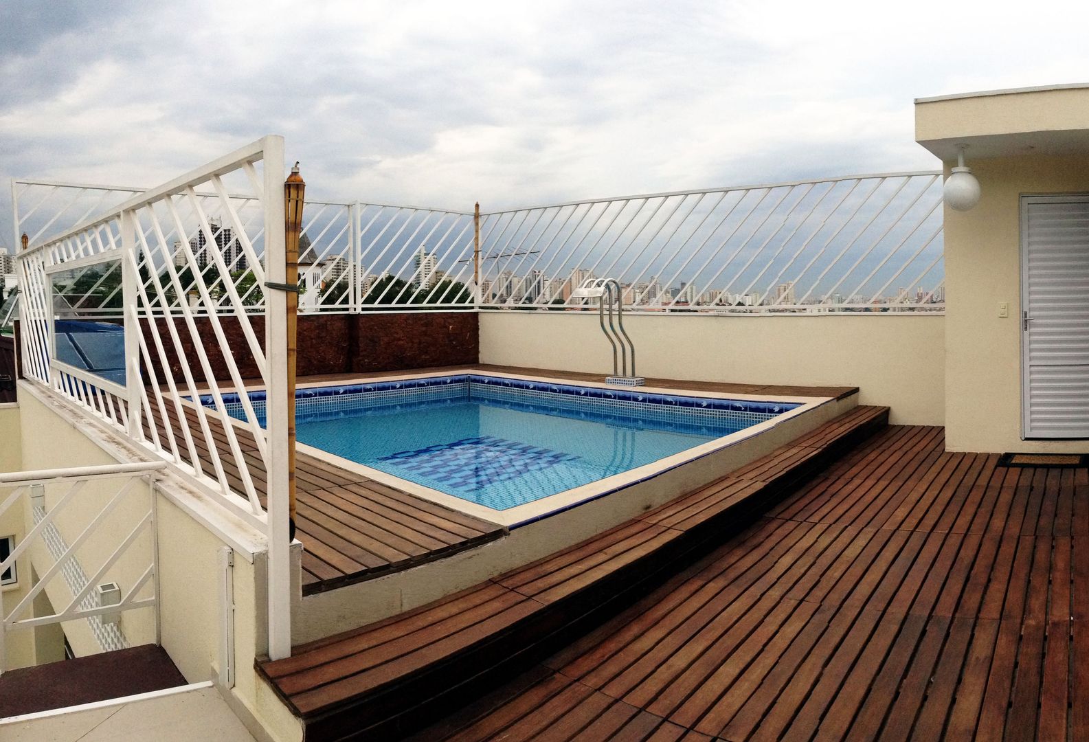 Piscina suspensa - Residência Tucuruvi - São Paulo - Brasil Arquitetura Ecológica Piscinas modernas