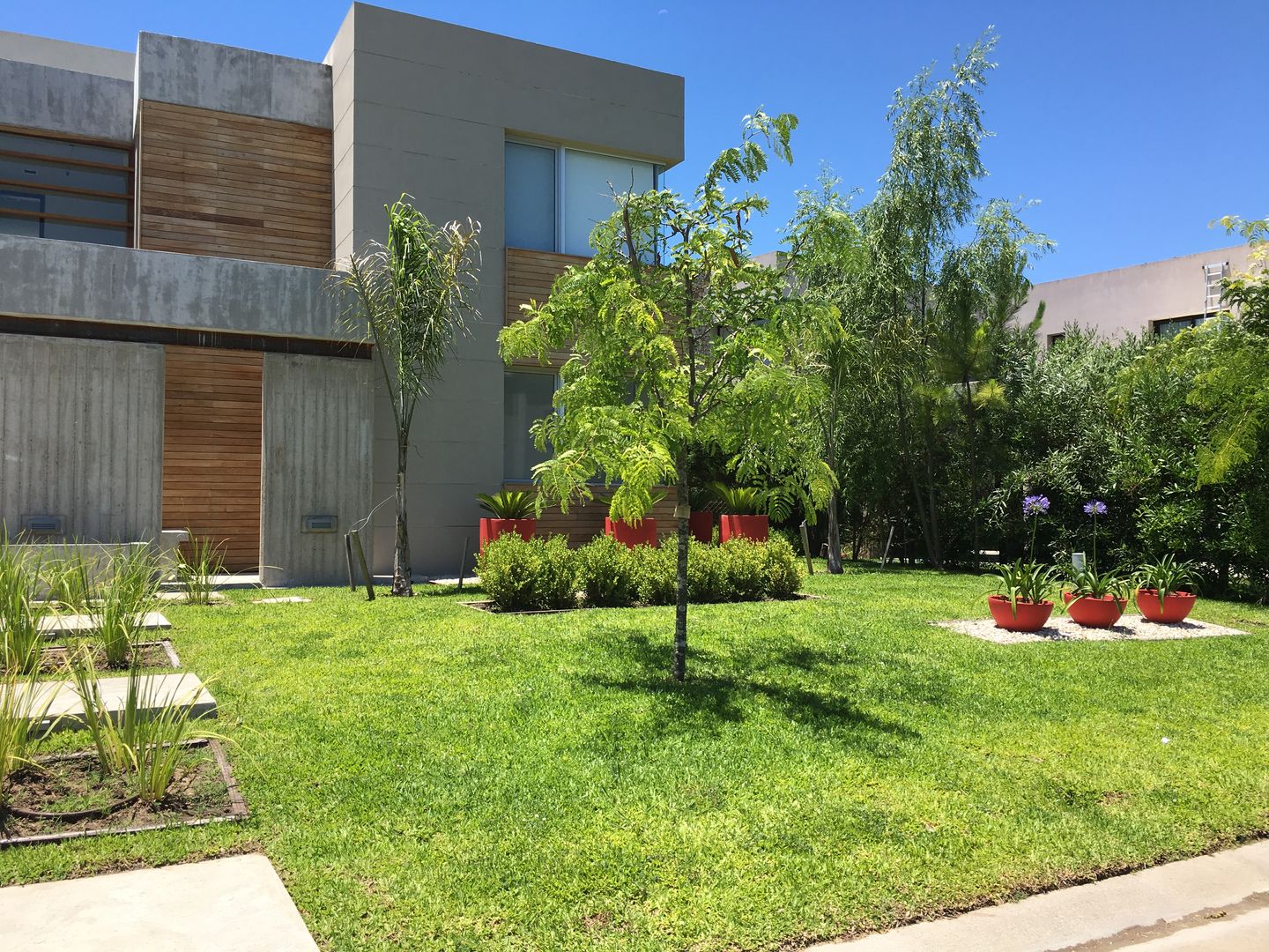 MODERN RED, BAIRES GREEN BAIRES GREEN Jardines modernos