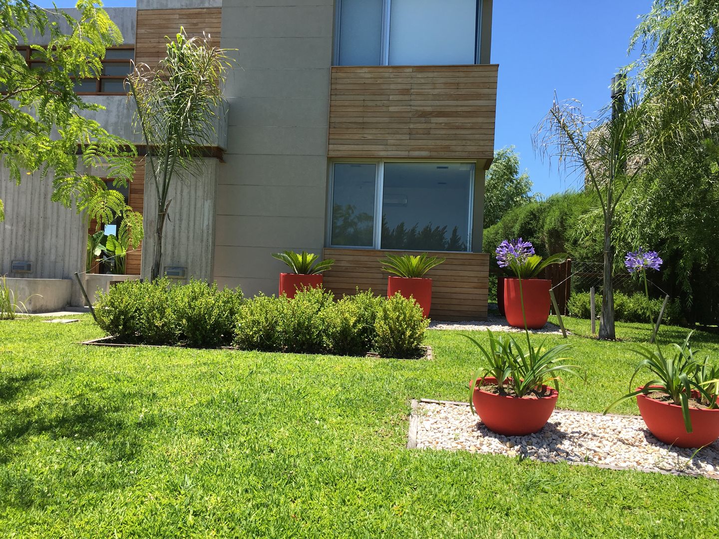 MODERN RED, BAIRES GREEN BAIRES GREEN Jardines de estilo moderno