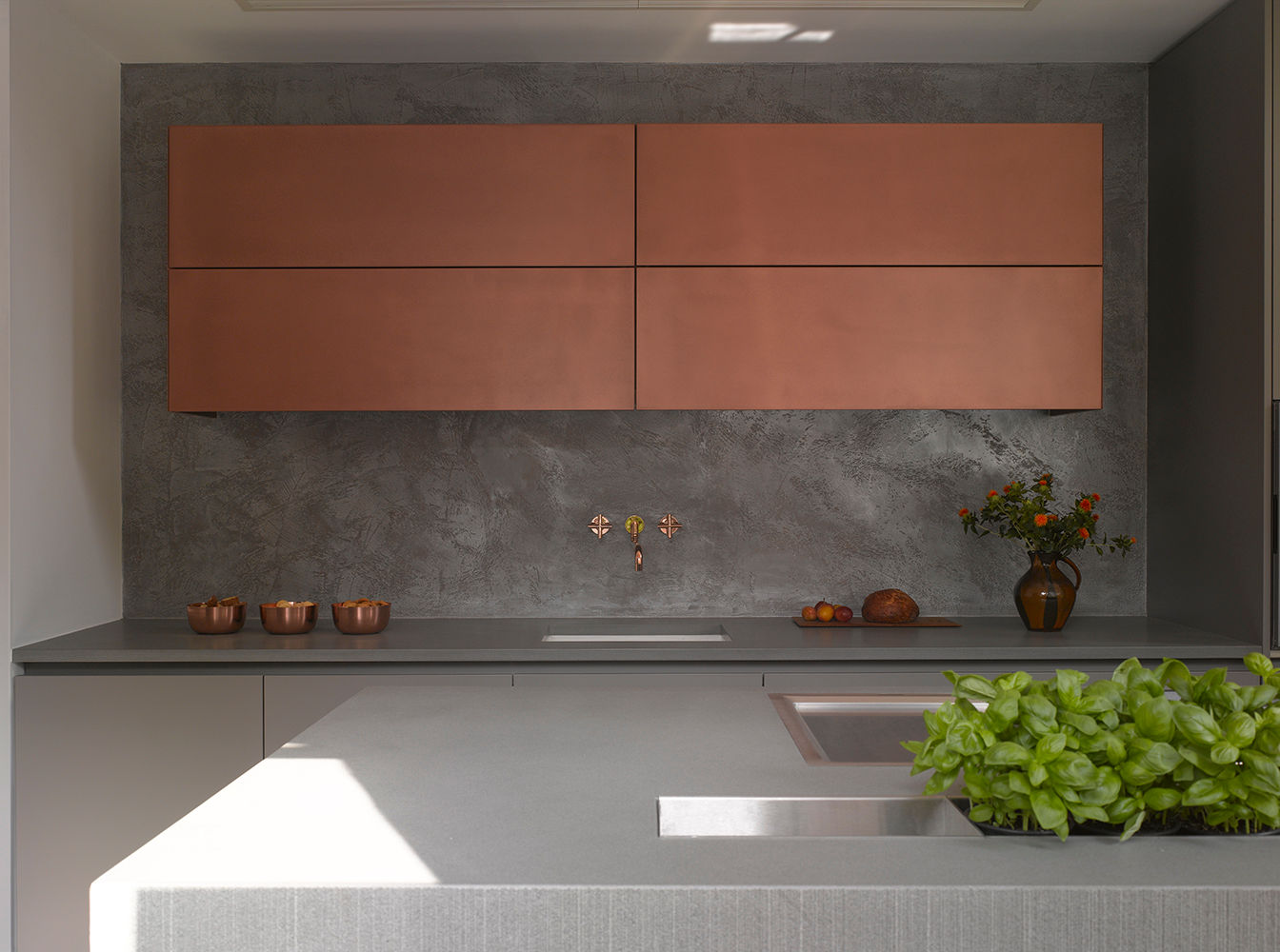 Burnished Copper Metallic Finish Roundhouse مطبخ Cabinets & shelves