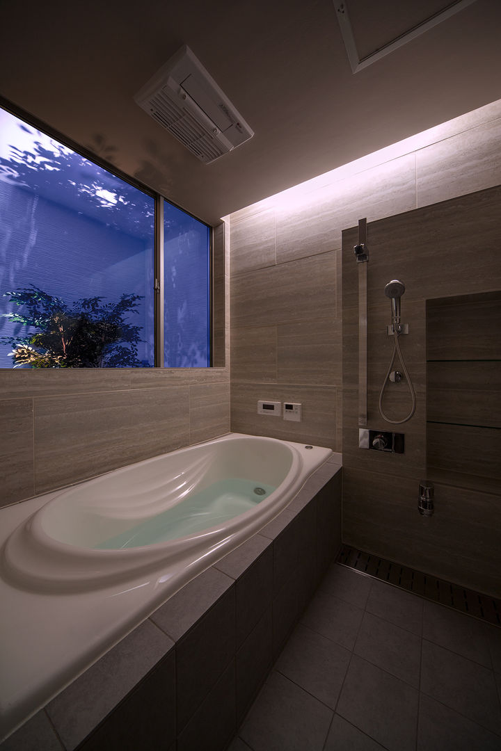 Y8-house「木と石の家」, Architect Show Co.,Ltd Architect Show Co.,Ltd Modern bathroom