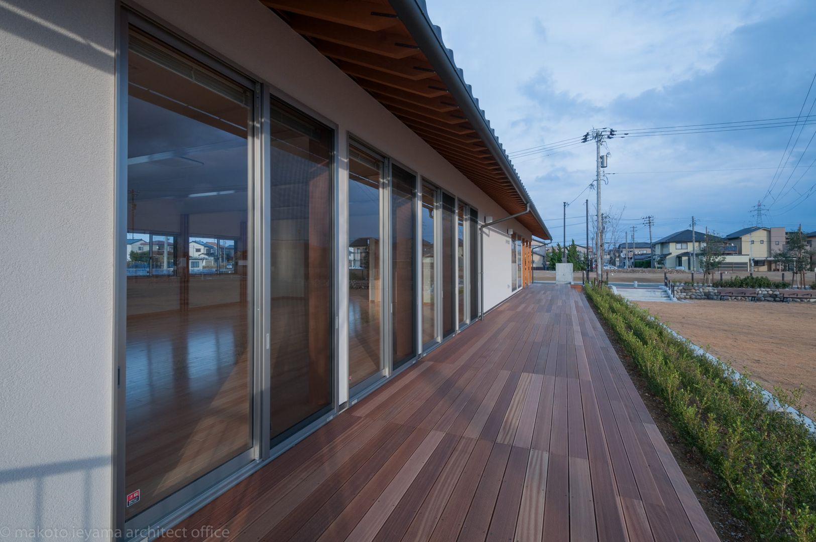 桂町会館｜公園の調整池の上に建つ町会会館, 家山真建築研究室 Makoto Ieyama Architect Office 家山真建築研究室 Makoto Ieyama Architect Office Balcone, Veranda & Terrazza in stile eclettico