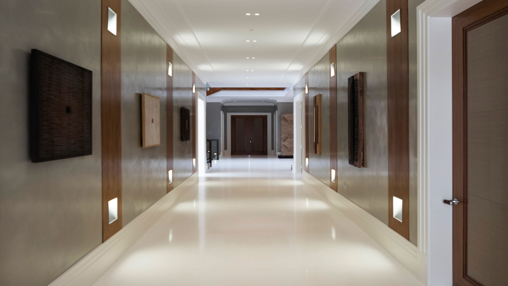 Private Villa, Surrey, Keir Townsend Ltd. Keir Townsend Ltd. Modern Corridor, Hallway and Staircase