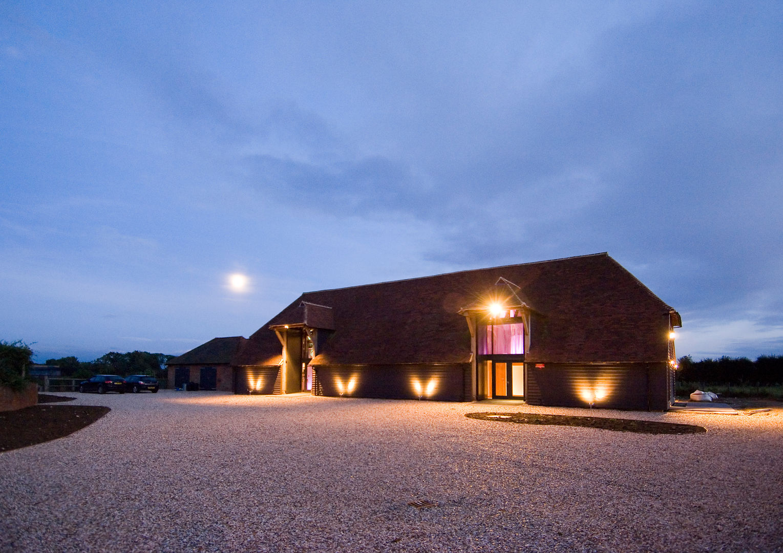 Denne Manor Barn: a 17th Century Grade II listed barn restored, interior transformed into an art, Lee Evans Partnership Lee Evans Partnership Casas modernas