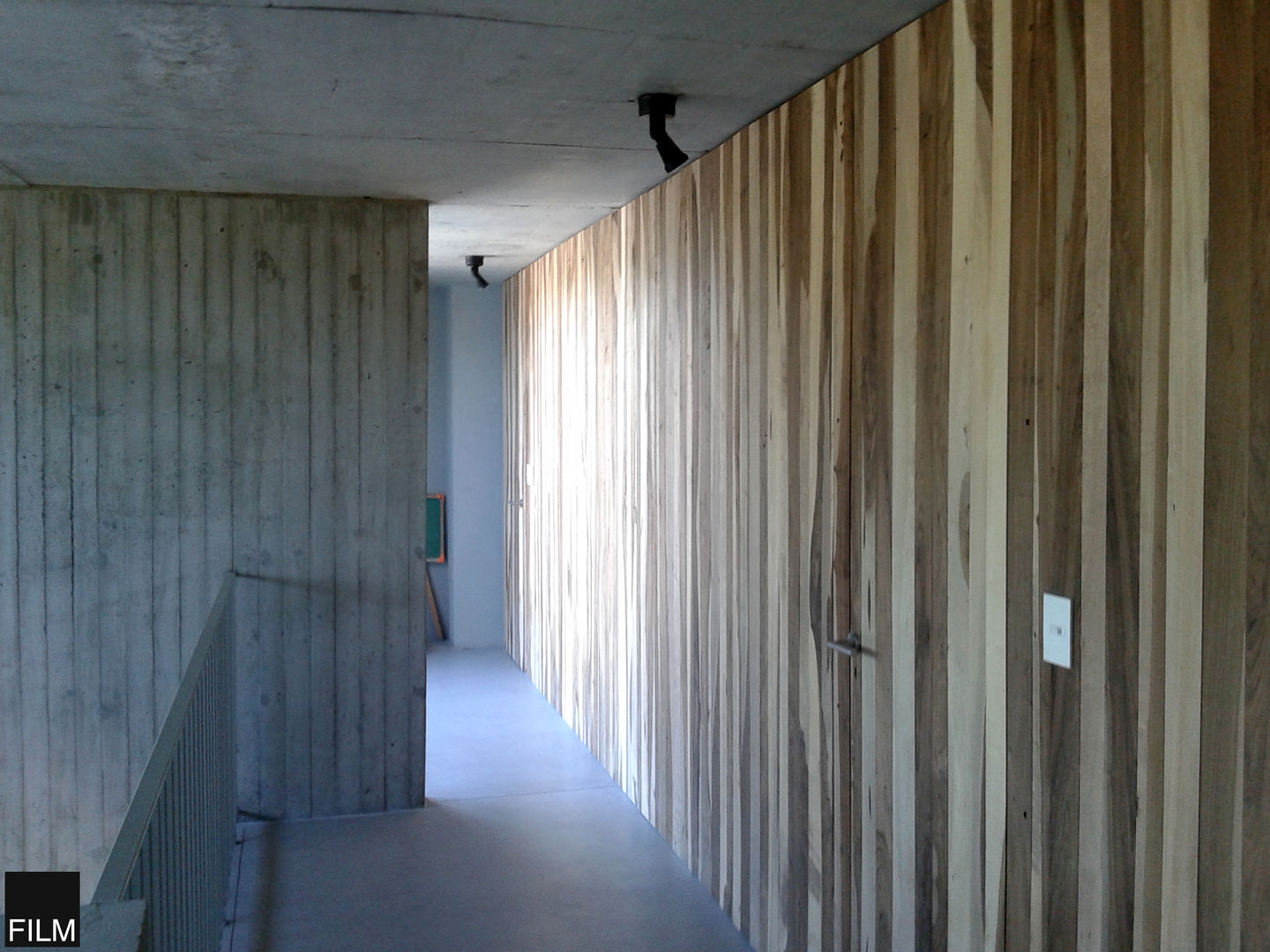 CASA EN BECCAR, FILM OBRAS DE ARQUITECTURA FILM OBRAS DE ARQUITECTURA Modern corridor, hallway & stairs لکڑی Wood effect