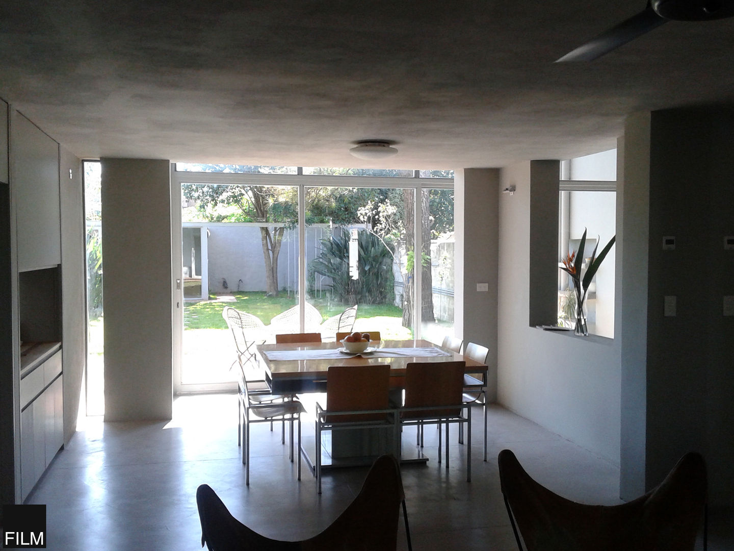 CASA EN BECCAR, FILM OBRAS DE ARQUITECTURA FILM OBRAS DE ARQUITECTURA Modern dining room Concrete