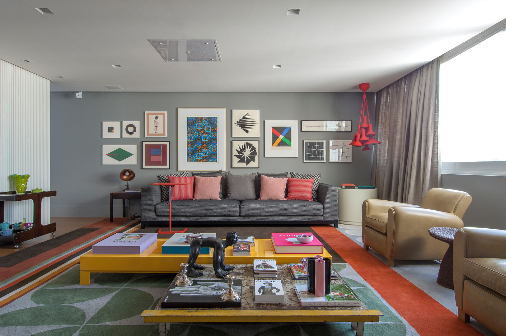 Apartamento Itacolomi, Antônio Ferreira Junior e Mário Celso Bernardes Antônio Ferreira Junior e Mário Celso Bernardes Modern living room