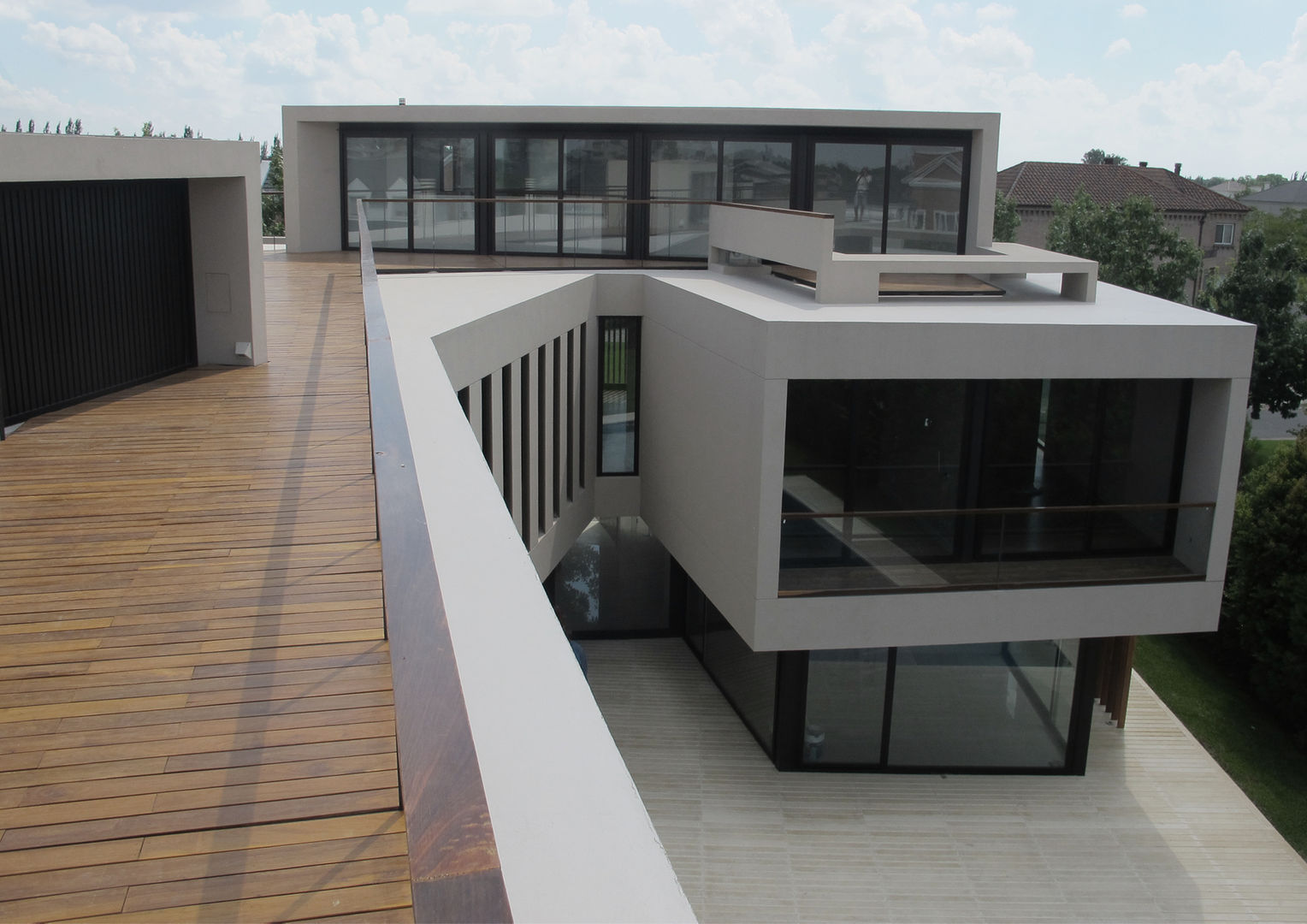 CASA EN TIGRE, FILM OBRAS DE ARQUITECTURA FILM OBRAS DE ARQUITECTURA Balcones y terrazas de estilo moderno Madera Acabado en madera