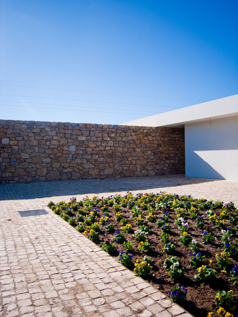 Casa do Zambujal, André Pintão André Pintão Modern houses Stone