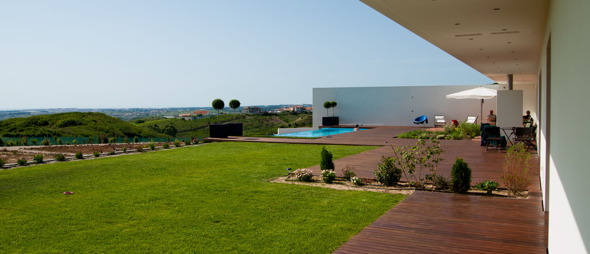 Casa do Zambujal, André Pintão André Pintão Balcon, Veranda & Terrasse modernes Bois massif Multicolore