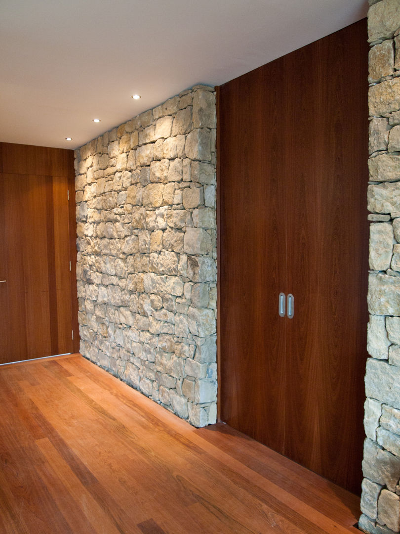 Casa do Zambujal, André Pintão André Pintão Modern Corridor, Hallway and Staircase Stone