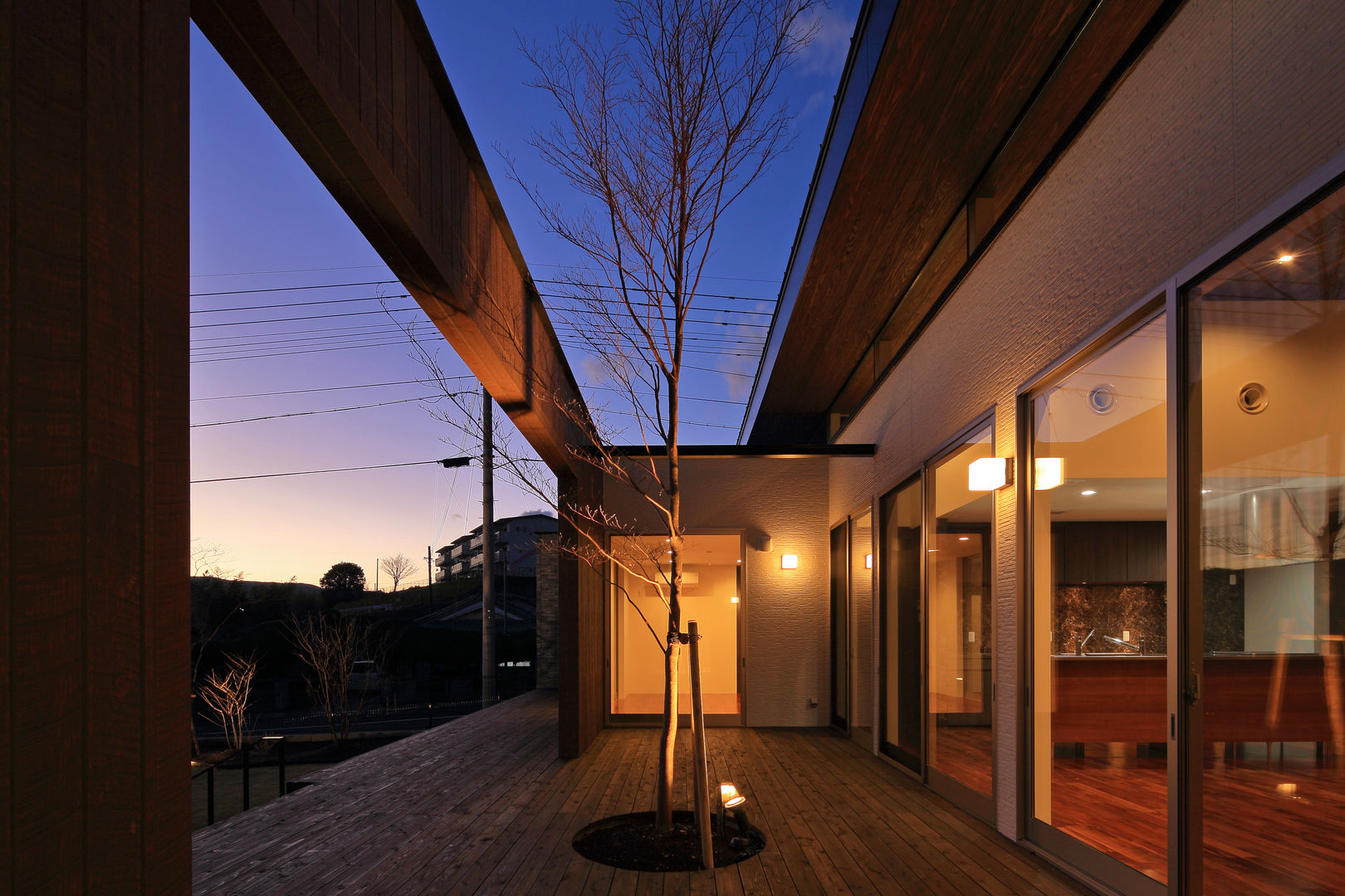 空に繋がる住宅, 猪股浩介建築設計 Ｋｏｓｕｋｅ ＩｎｏｍａｔａＡＲＨＩＴＥＣＴＵＲＥ 猪股浩介建築設計 Ｋｏｓｕｋｅ ＩｎｏｍａｔａＡＲＨＩＴＥＣＴＵＲＥ Modern Garden Wood Wood effect