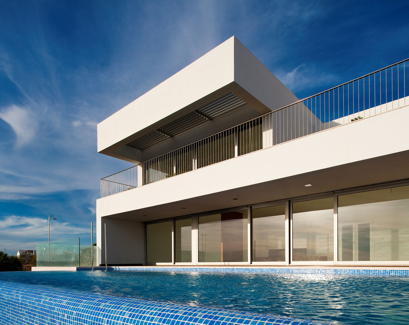 House in Portimão, MOM - Atelier de Arquitectura e Design, Lda MOM - Atelier de Arquitectura e Design, Lda Moderne zwembaden