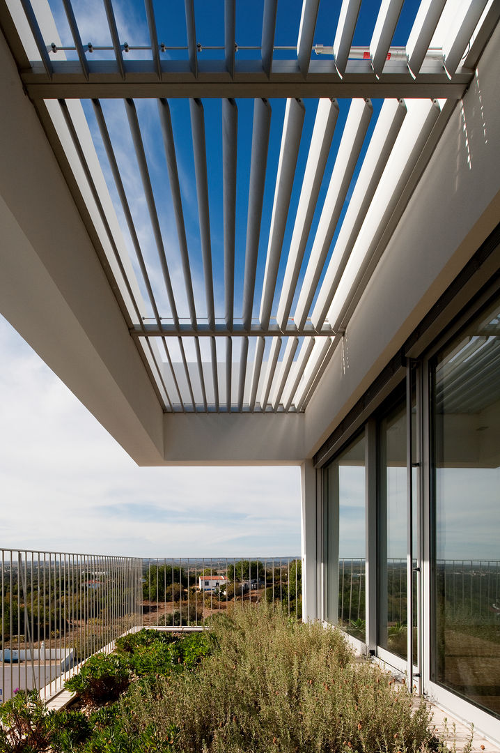 House in Portimão, MOM - Atelier de Arquitectura e Design, Lda MOM - Atelier de Arquitectura e Design, Lda Modern balcony, veranda & terrace