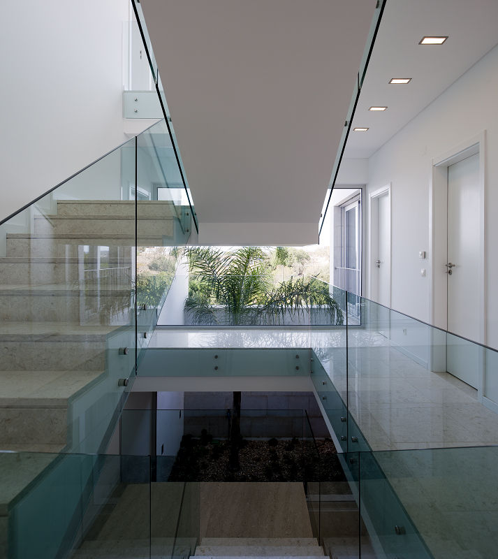 House in Portimão, MOM - Atelier de Arquitectura e Design, Lda MOM - Atelier de Arquitectura e Design, Lda Modern corridor, hallway & stairs