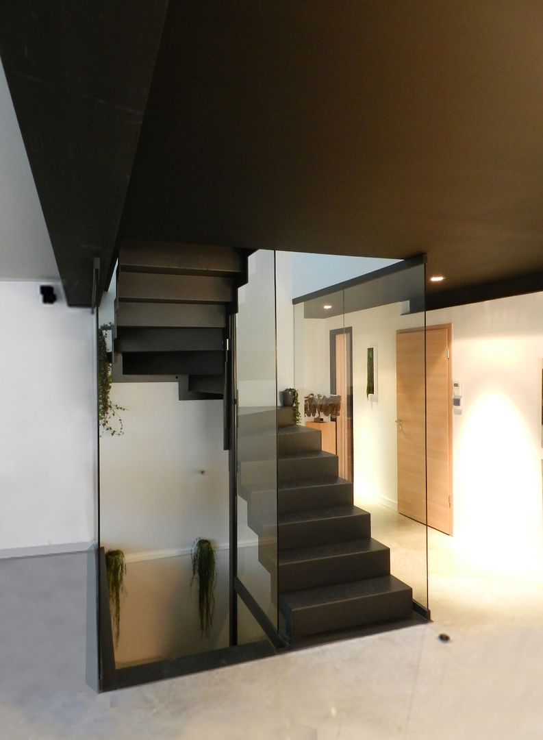 Maison AD, FAVRE LIBES Architectes FAVRE LIBES Architectes Modern corridor, hallway & stairs Glass