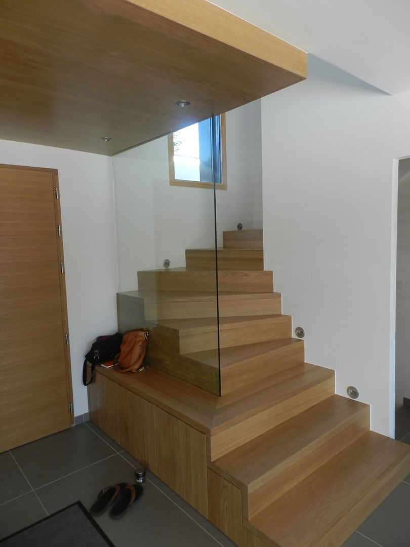 Maison AH, FAVRE LIBES Architectes FAVRE LIBES Architectes Modern corridor, hallway & stairs گلاس